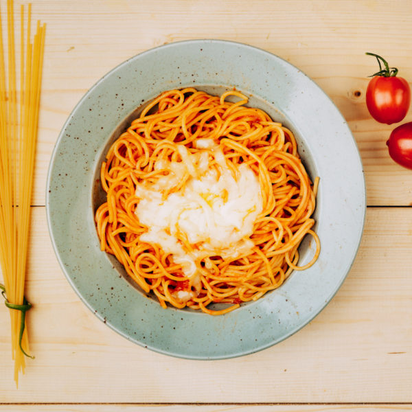 Domácí špagety s rajčatovou omáčkou a mozzarellou